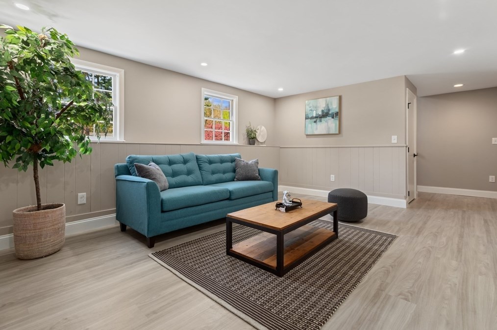 12 Ivanhoe Dr, Lynnfield MA 01940-1739 exterior