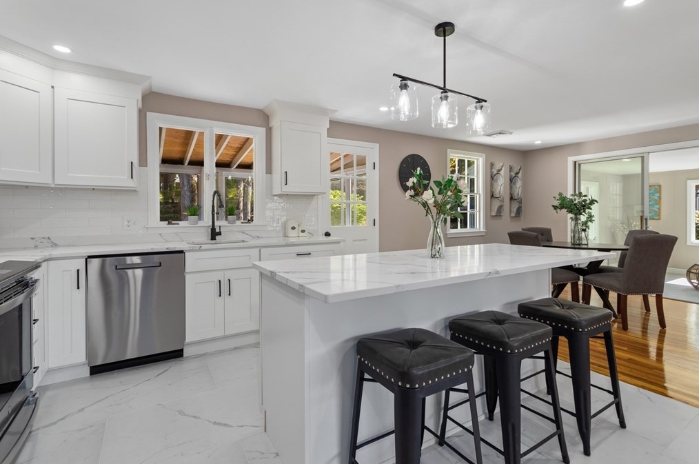 12 Ivanhoe Dr, Lynnfield MA 01940-1739 exterior