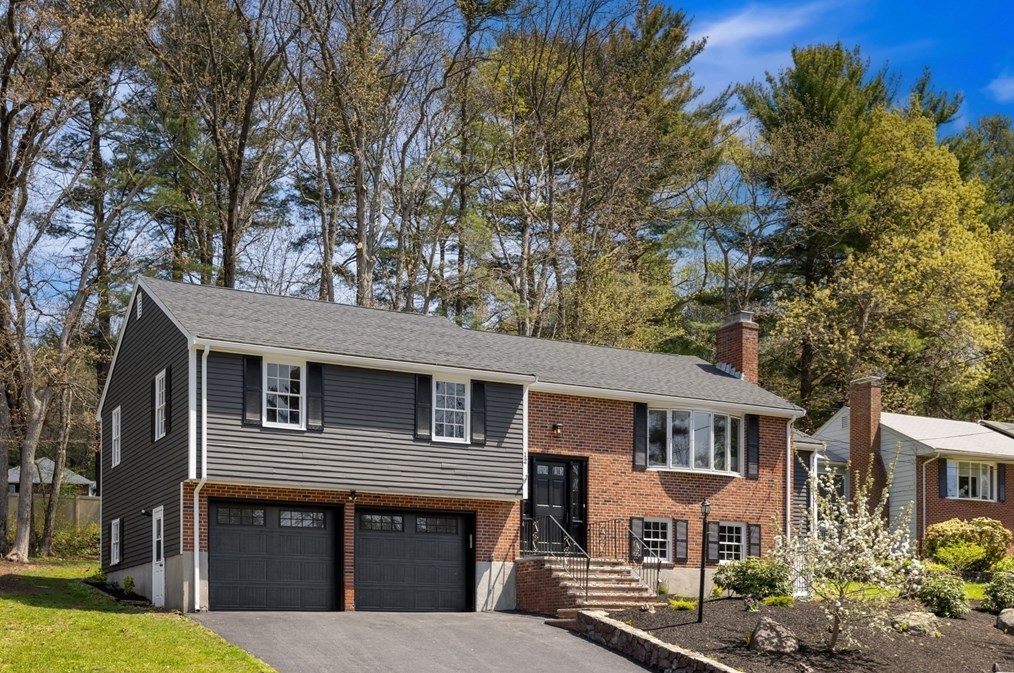 12 Ivanhoe Dr, Lynnfield MA 01940-1739 exterior