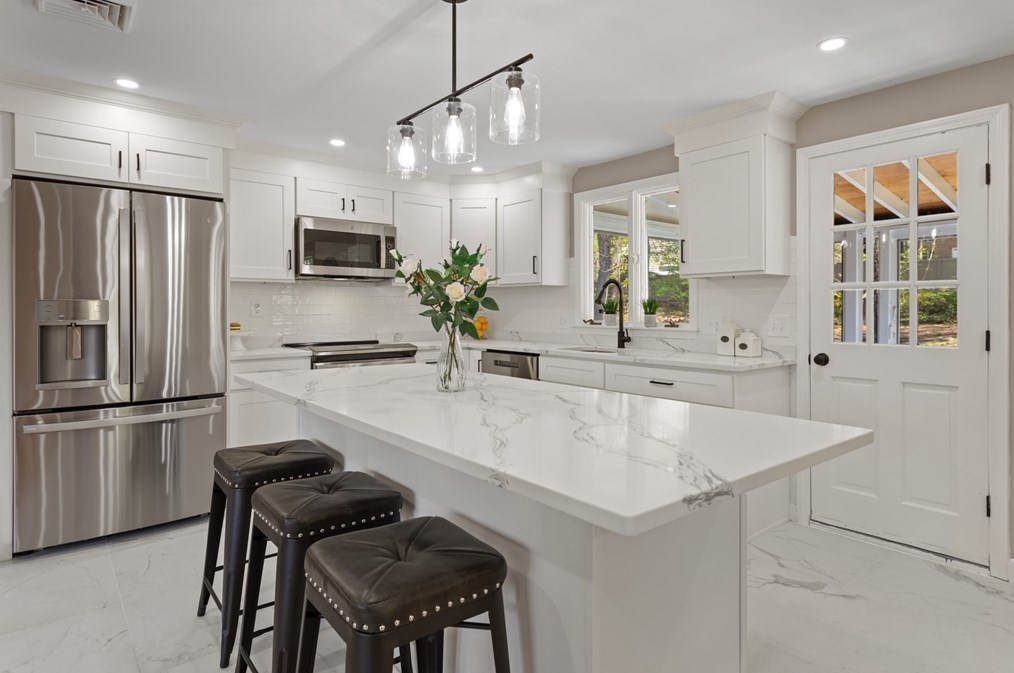 12 Ivanhoe Dr, Lynnfield MA 01940-1739 exterior