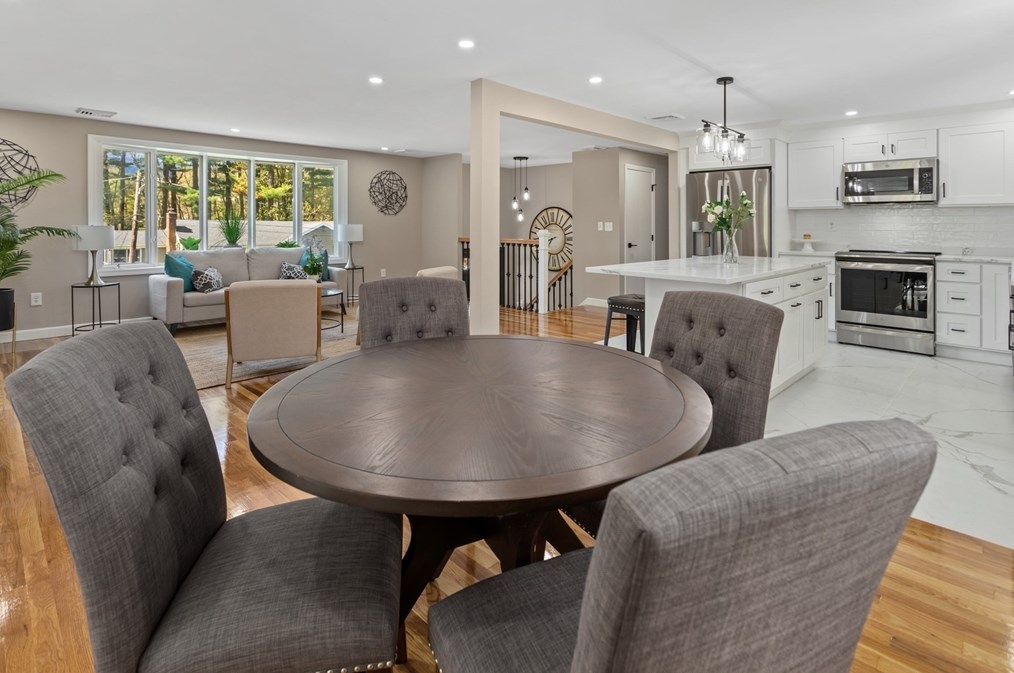 12 Ivanhoe Dr, Lynnfield MA 01940-1739 exterior