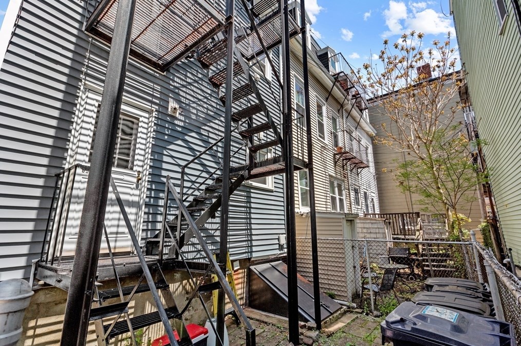 651 7th St, Boston MA 02127-4246 exterior