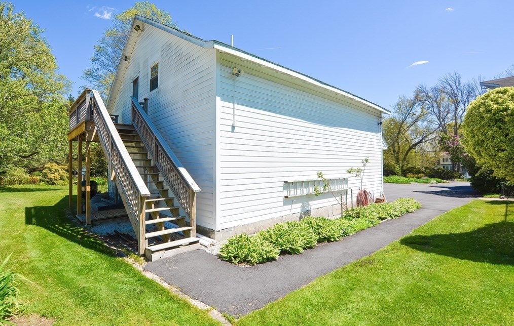 68 Ave, Mendon MA 01756-1015 exterior