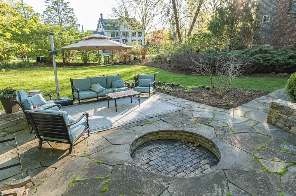 2 Mackenzie Ct, Andover MA  01810-4900 exterior