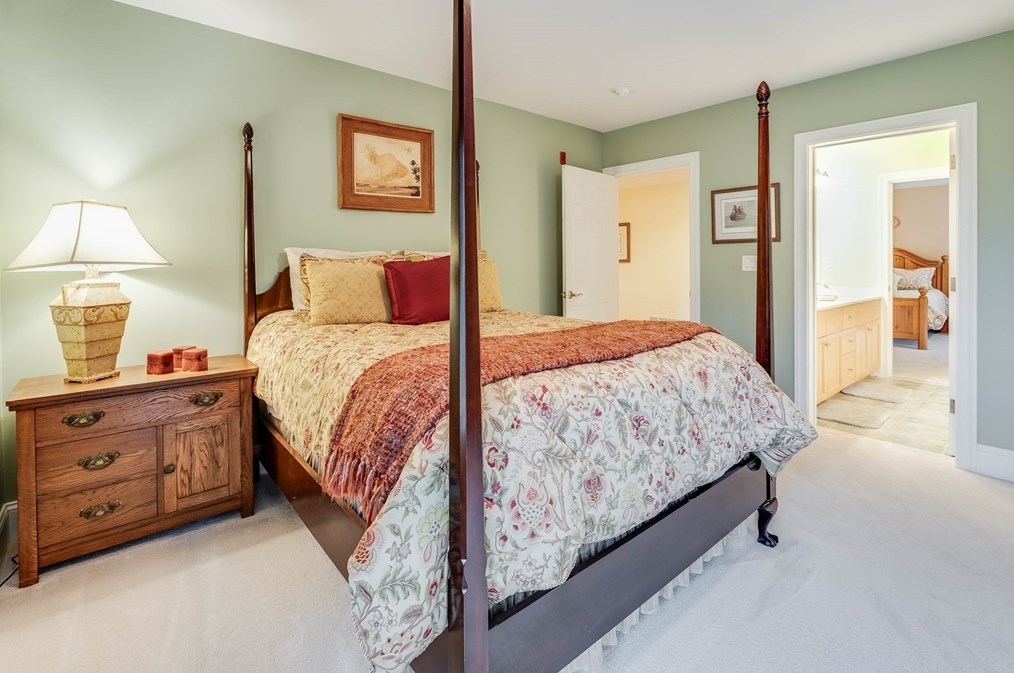 2 Mackenzie Ct, Andover MA  01810-4900 exterior