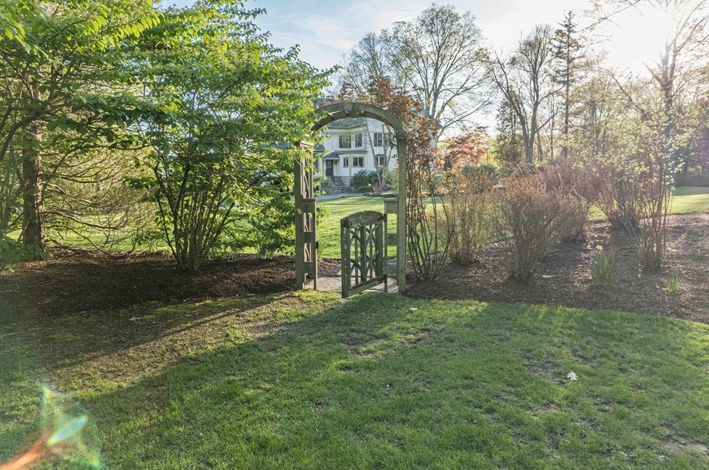 2 Mackenzie Ct, Andover MA  01810-4900 exterior