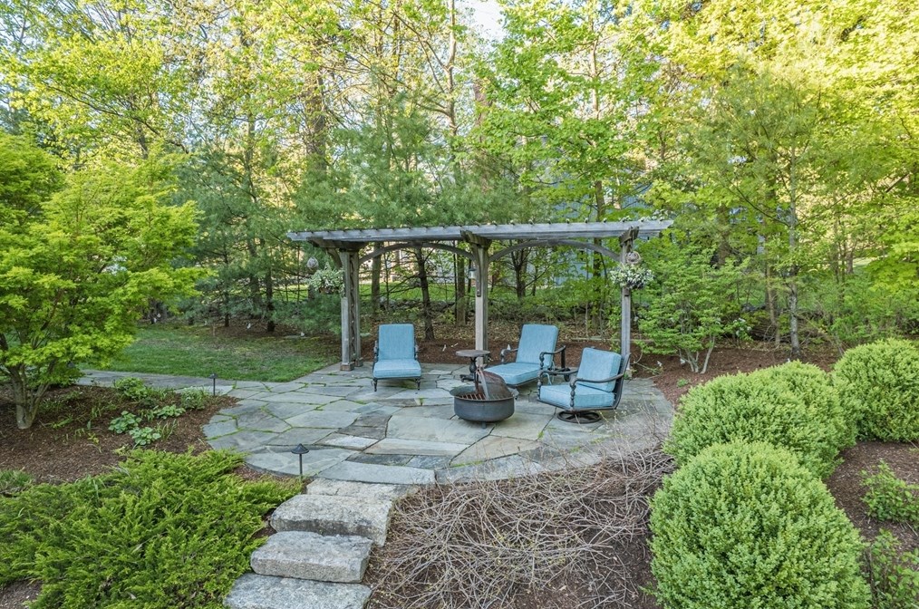 2 Mackenzie Ct, Andover MA  01810-4900 exterior