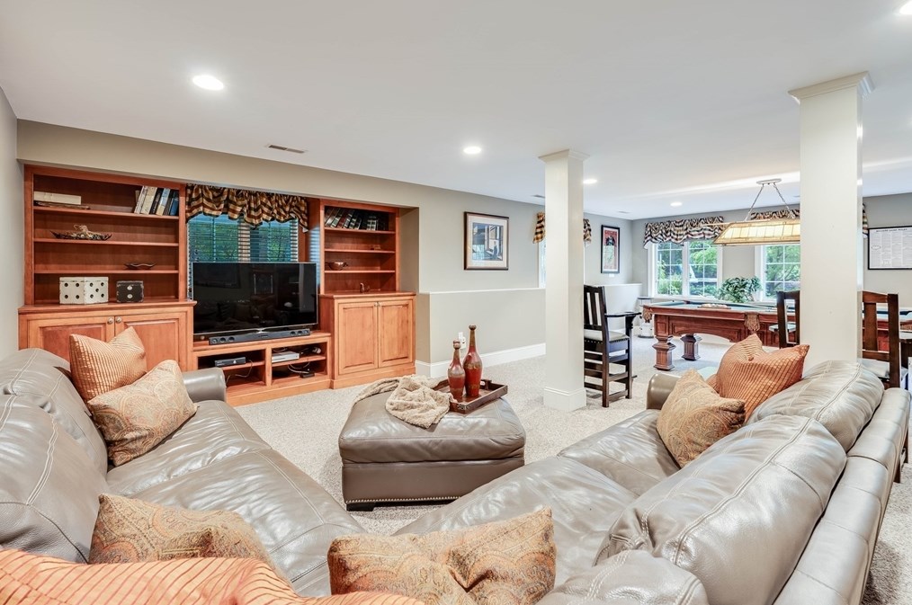 2 Mackenzie Ct, Andover MA  01810-4900 exterior