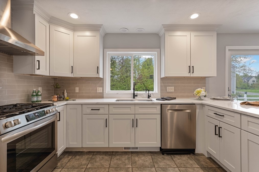 7 Apache Ave, Andover MA 01810-4738 exterior