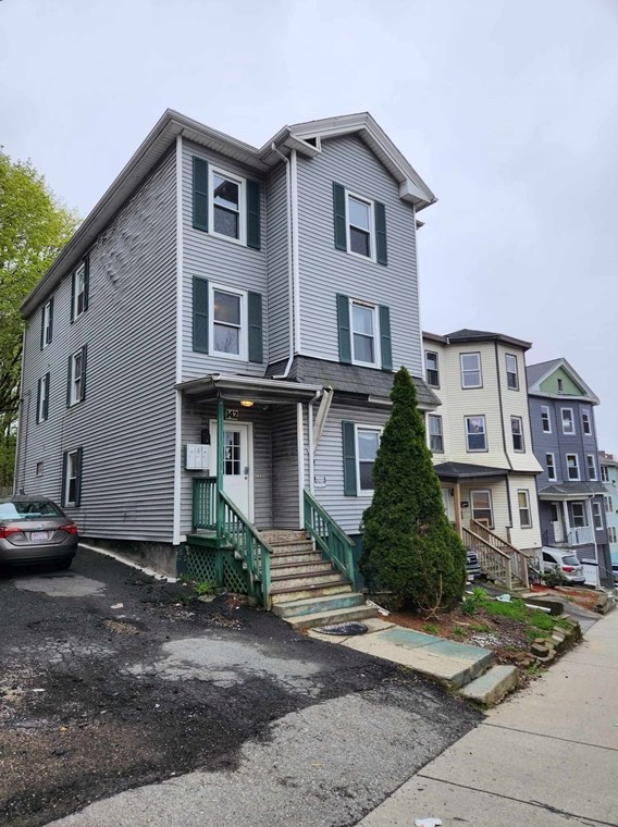 142 Belmont St, Worcester MA  01605-2938 exterior