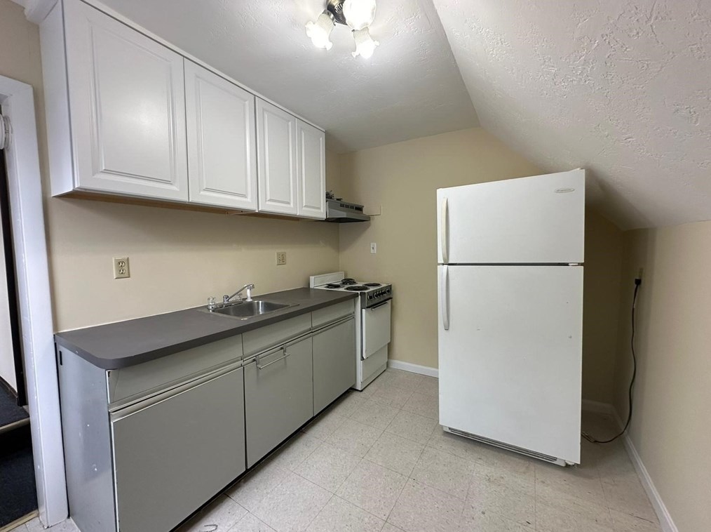 89 5 Ave, Lowell MA 01854-2335 exterior