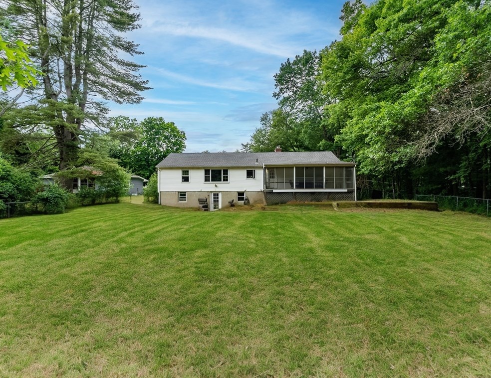 9 Meadowbrook Rd, Springfield MA 01106-1340 exterior