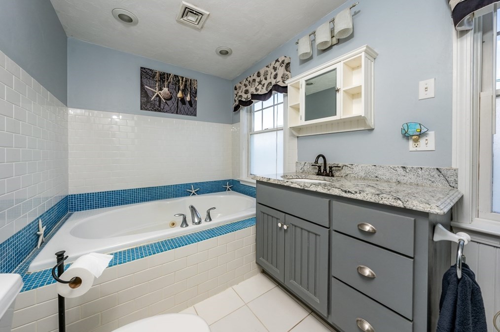 273 Circuit Ave, Bourne MA 02559-2031 exterior