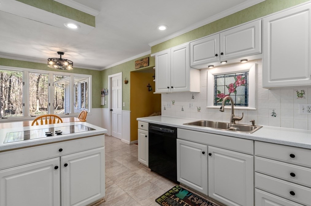 58 Birchwood Dr, Holden MA 01520-1939 exterior