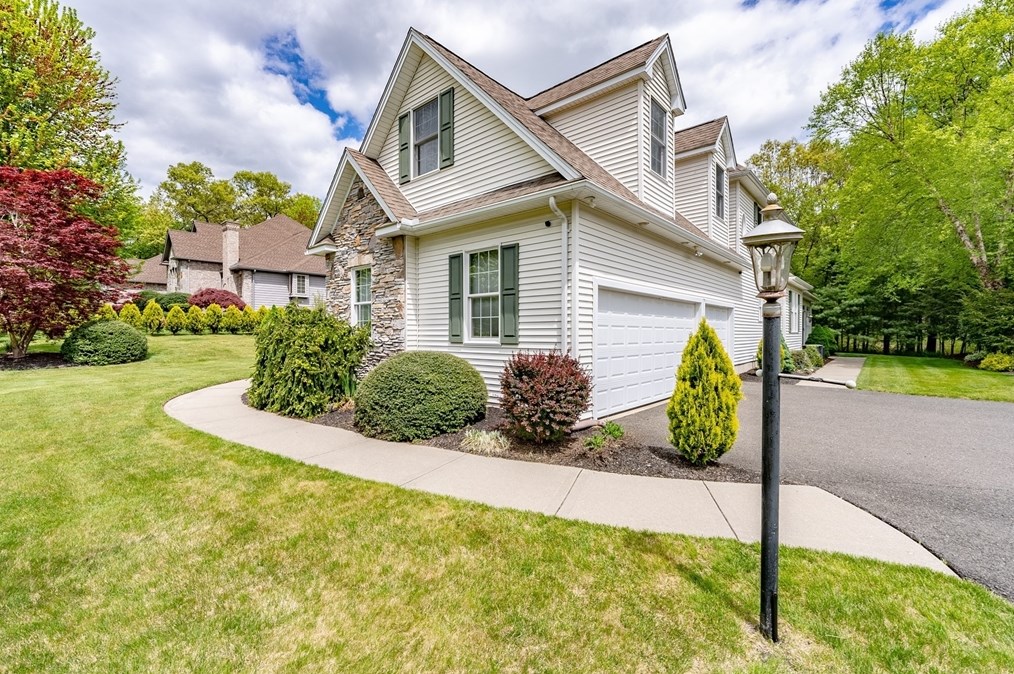 18 Whispering Wind Rd, Montgomery MA  01085-4381 exterior