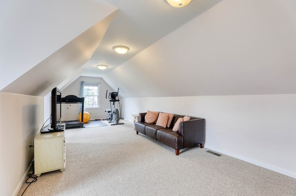 18 Whispering Wind Rd, Montgomery MA  01085-4381 exterior