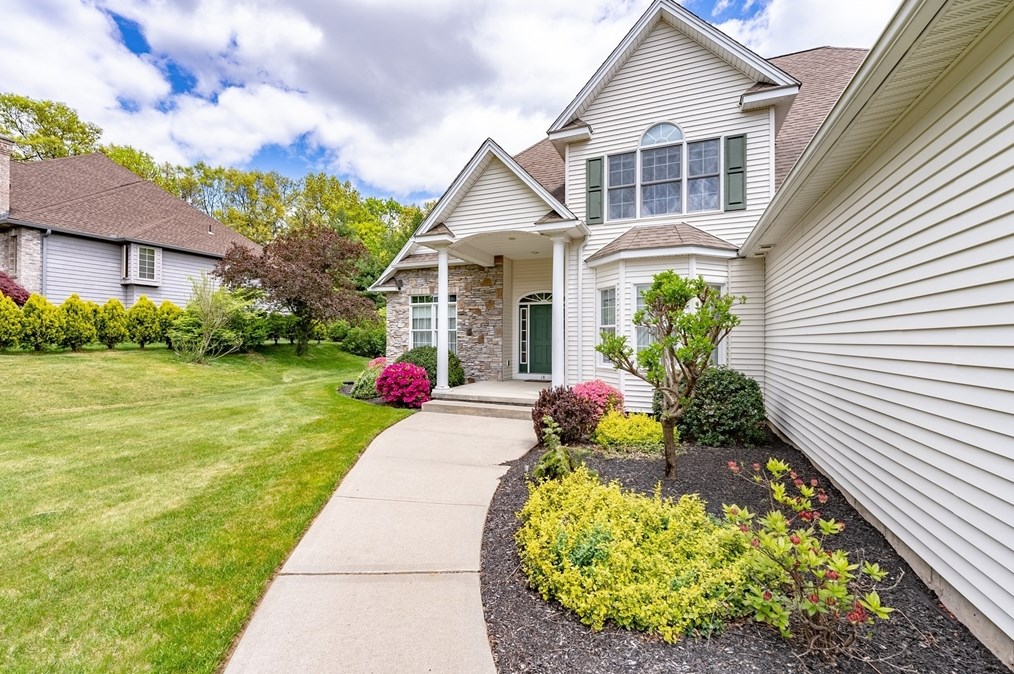 18 Whispering Wind Rd, Montgomery MA  01085-4381 exterior