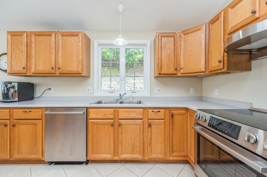 12 Sherwood Rd, Worcester MA 01602-2551 exterior