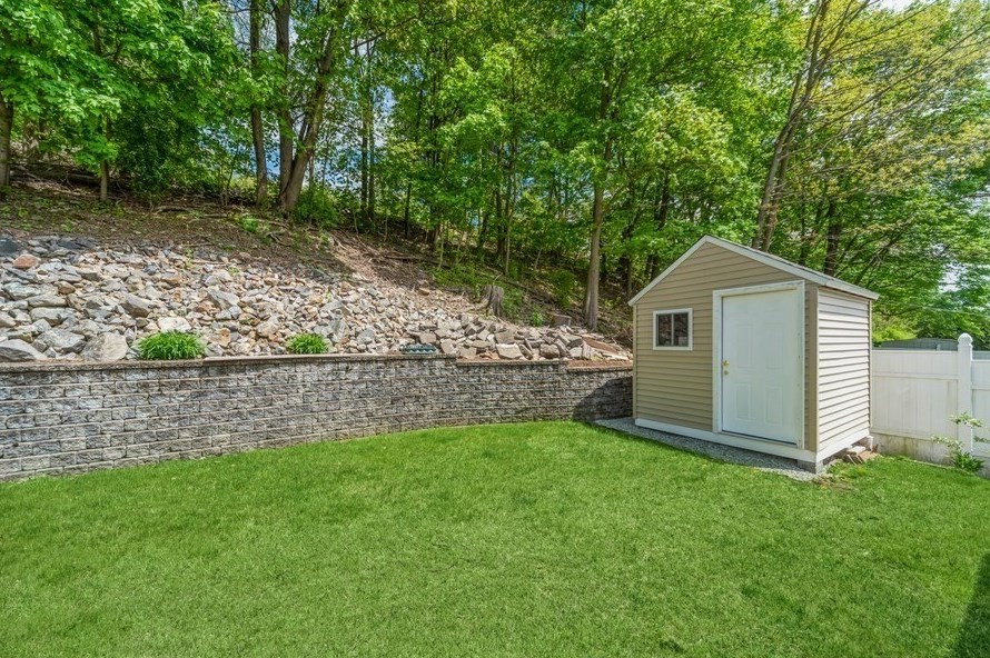 12 Sherwood Rd, Worcester MA 01602-2551 exterior