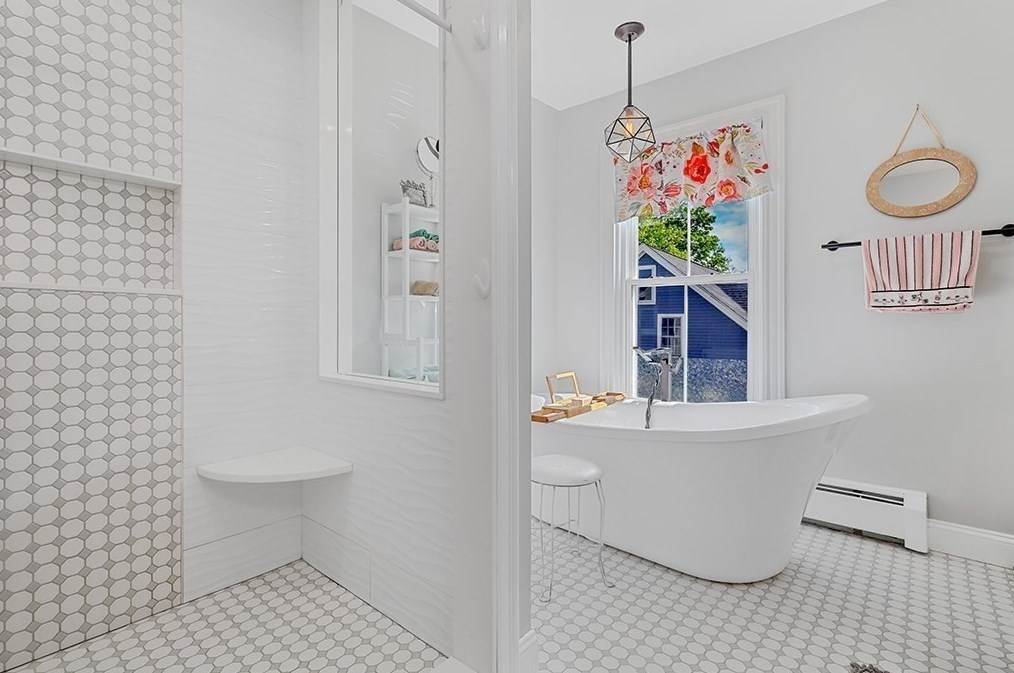 28 Maple St, Mendon MA  01756-1248 exterior