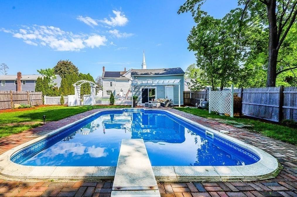 28 Maple St, Mendon MA  01756-1248 exterior