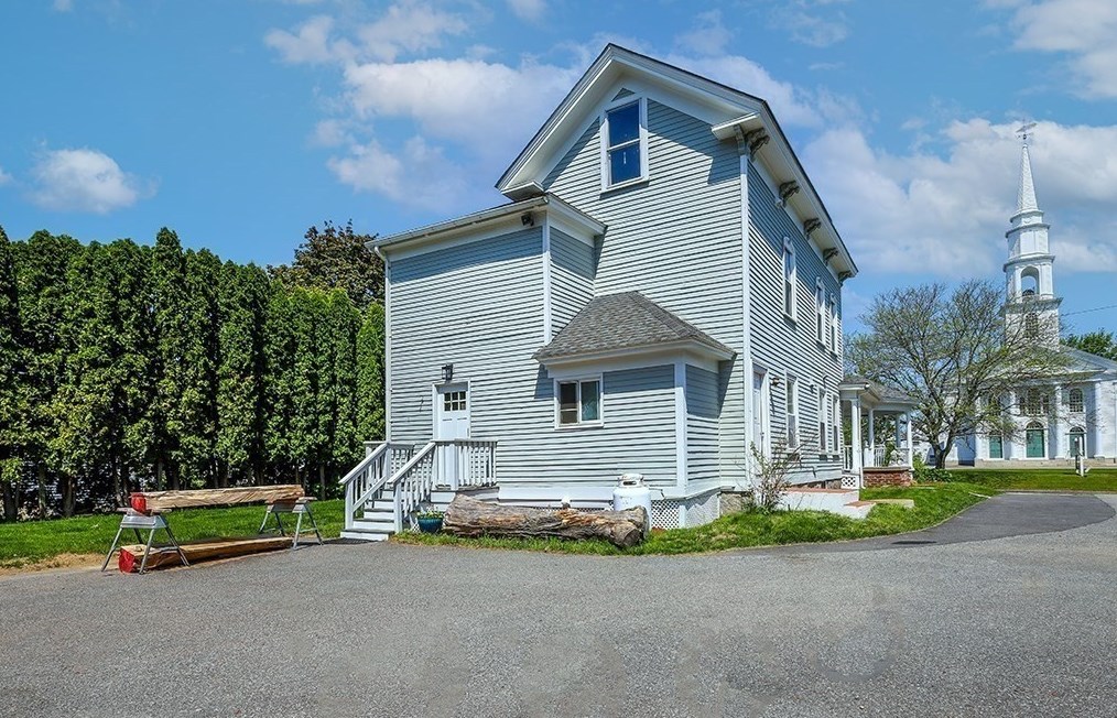 28 Maple St, Mendon MA  01756-1248 exterior