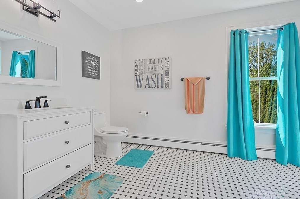 28 Maple St, Mendon MA  01756-1248 exterior