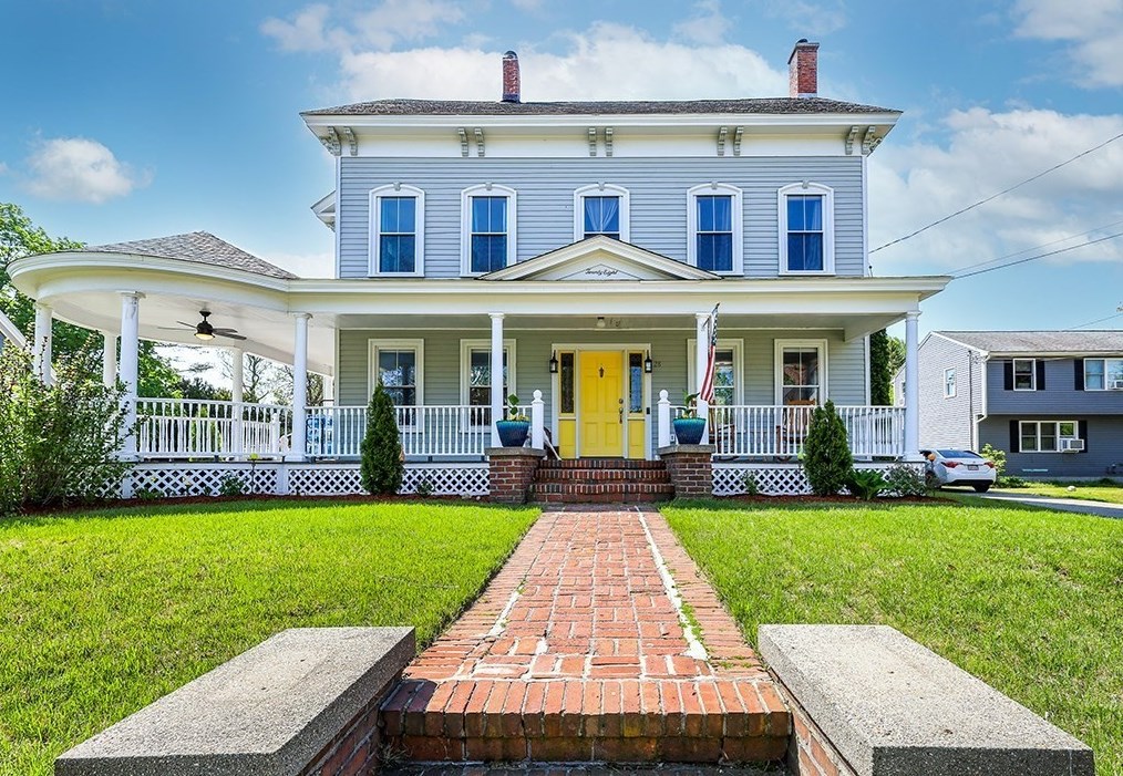 28 Maple St, Mendon MA  01756-1248 exterior