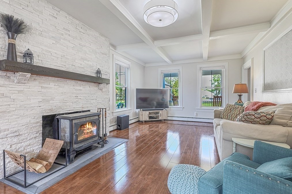 28 Maple St, Mendon MA  01756-1248 exterior