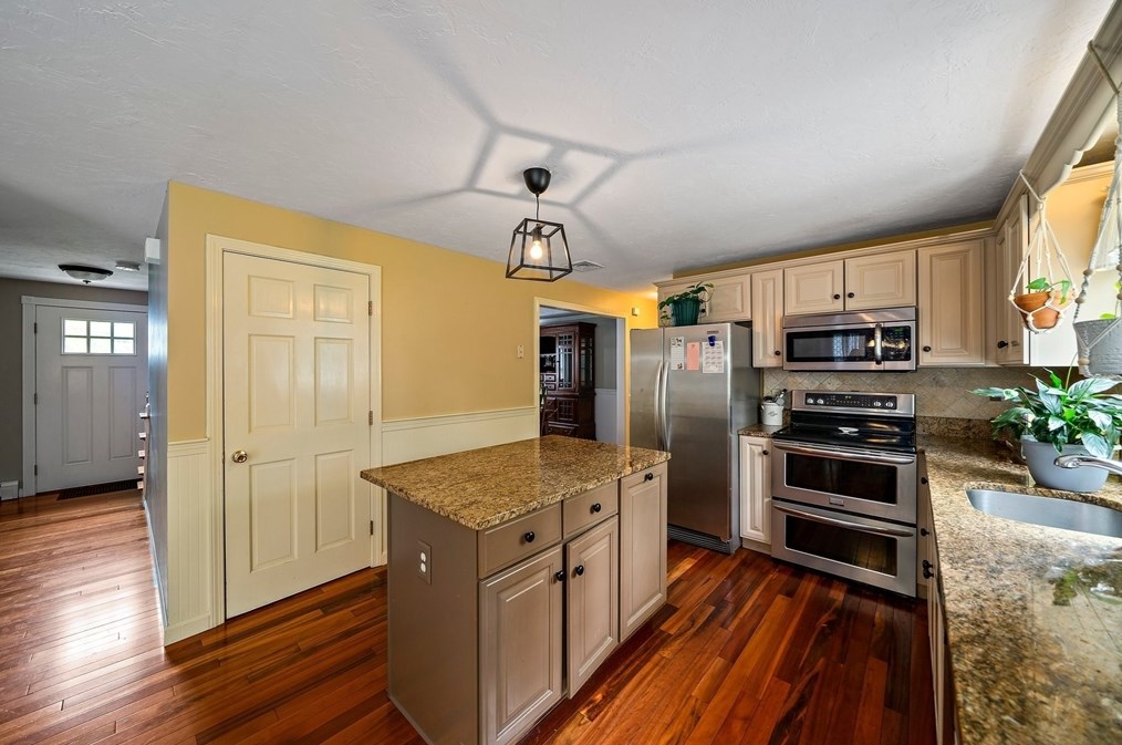 71 Nuthatch Ln, Taunton MA 02780-7150 exterior