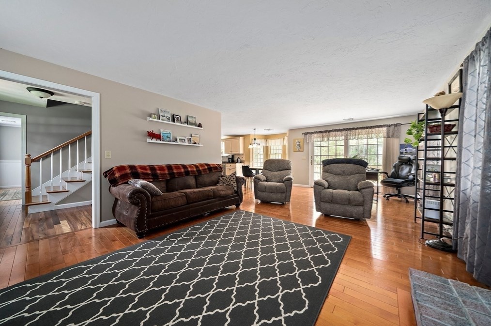 71 Nuthatch Ln, Taunton MA 02780-7150 exterior