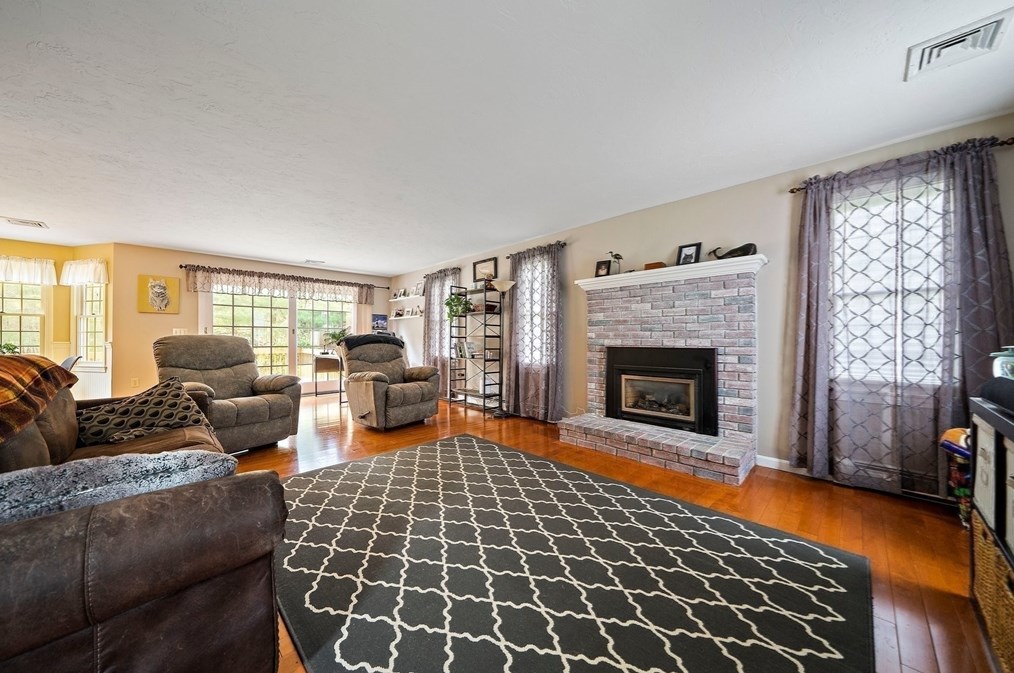 71 Nuthatch Ln, Taunton MA 02780-7150 exterior