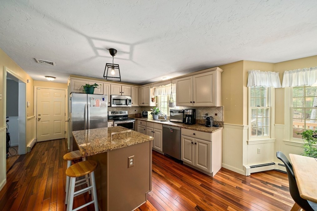 71 Nuthatch Ln, Taunton MA 02780-7150 exterior