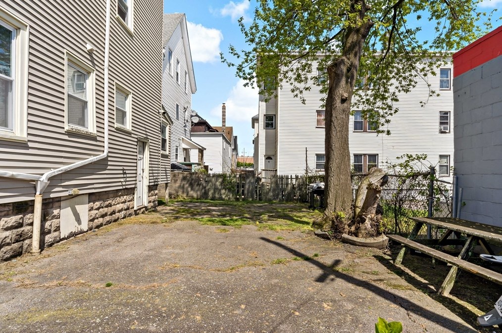 302 Sawyer St, New Bedford MA 02746-2052 exterior