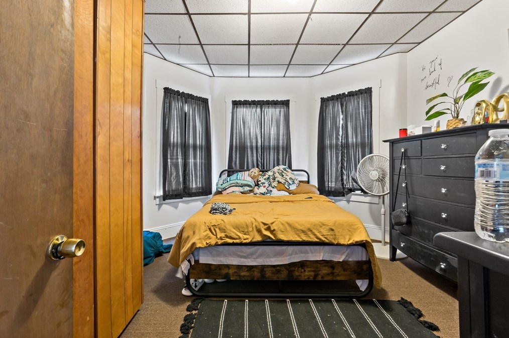 302 Sawyer St, New Bedford MA 02746-2052 exterior