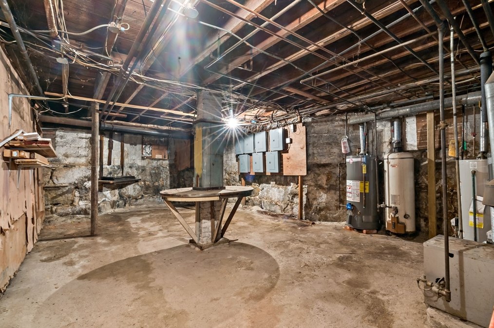 302 Sawyer St, New Bedford MA 02746-2052 exterior