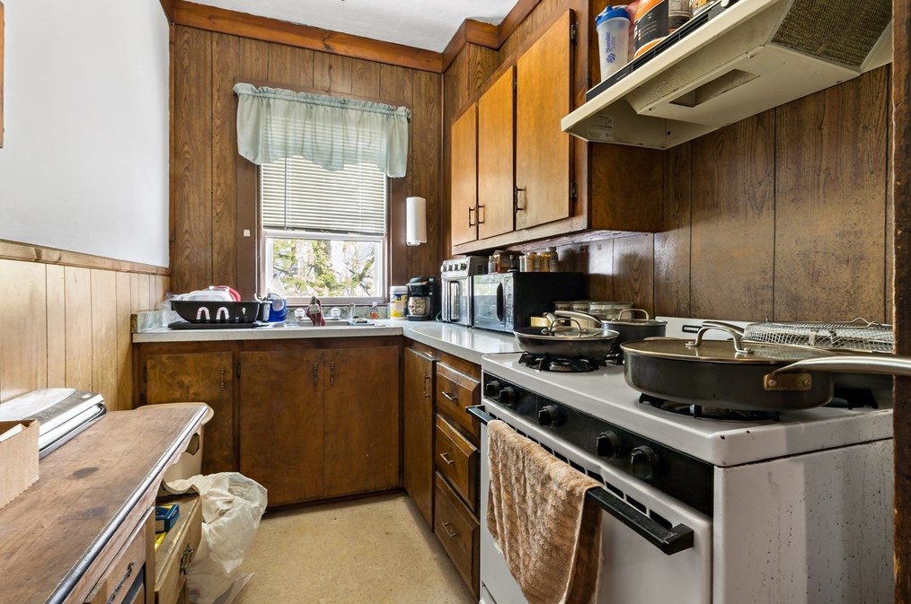 302 Sawyer St, New Bedford MA 02746-2052 exterior