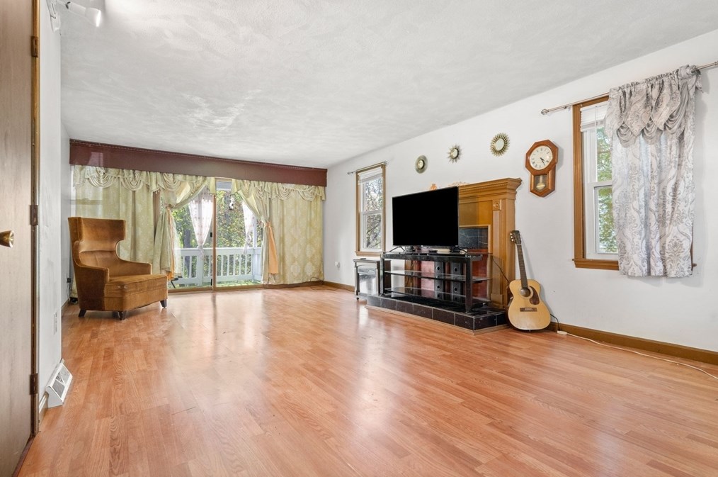 81 Leonard Cir, Lowell MA 01854-1248 exterior