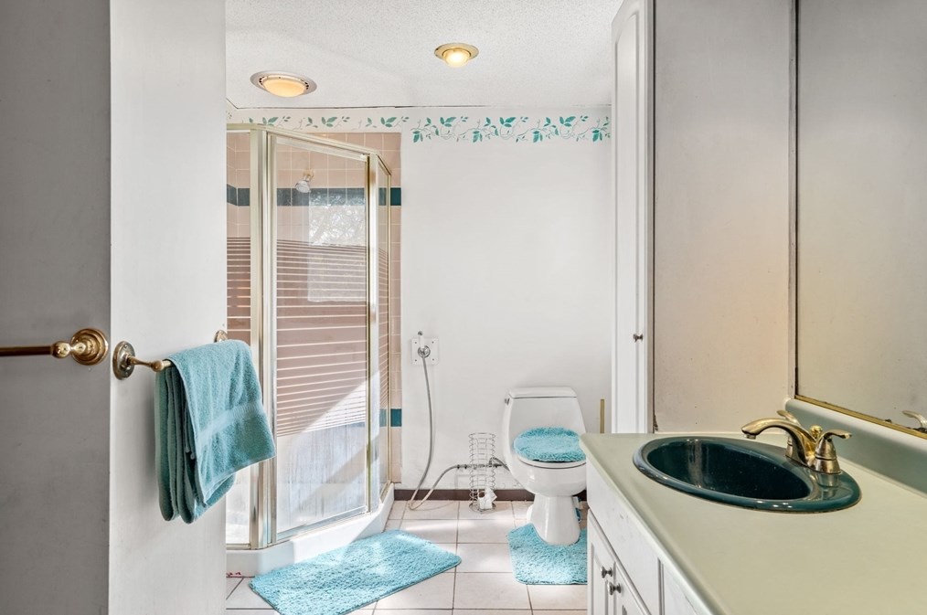 81 Leonard Cir, Lowell MA 01854-1248 exterior