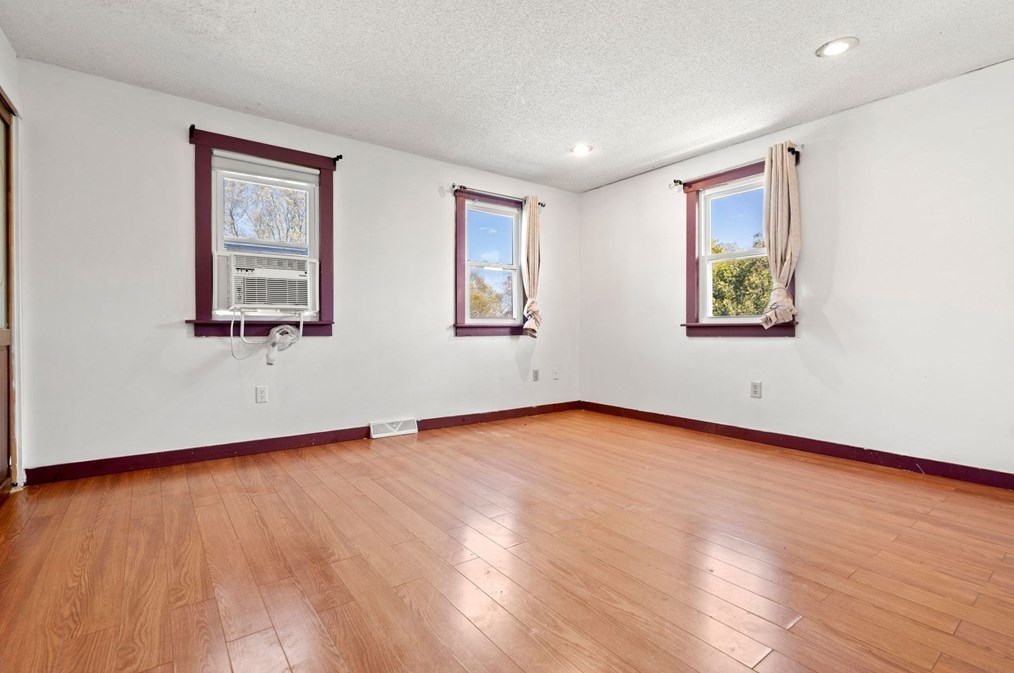 81 Leonard Cir, Lowell MA 01854-1248 exterior