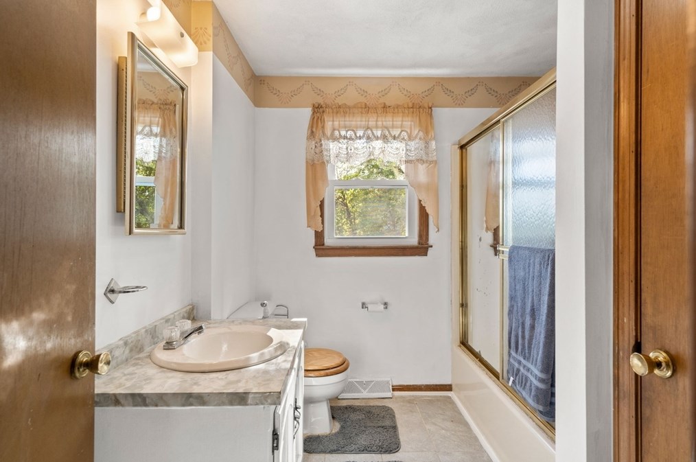 81 Leonard Cir, Lowell MA 01854-1248 exterior