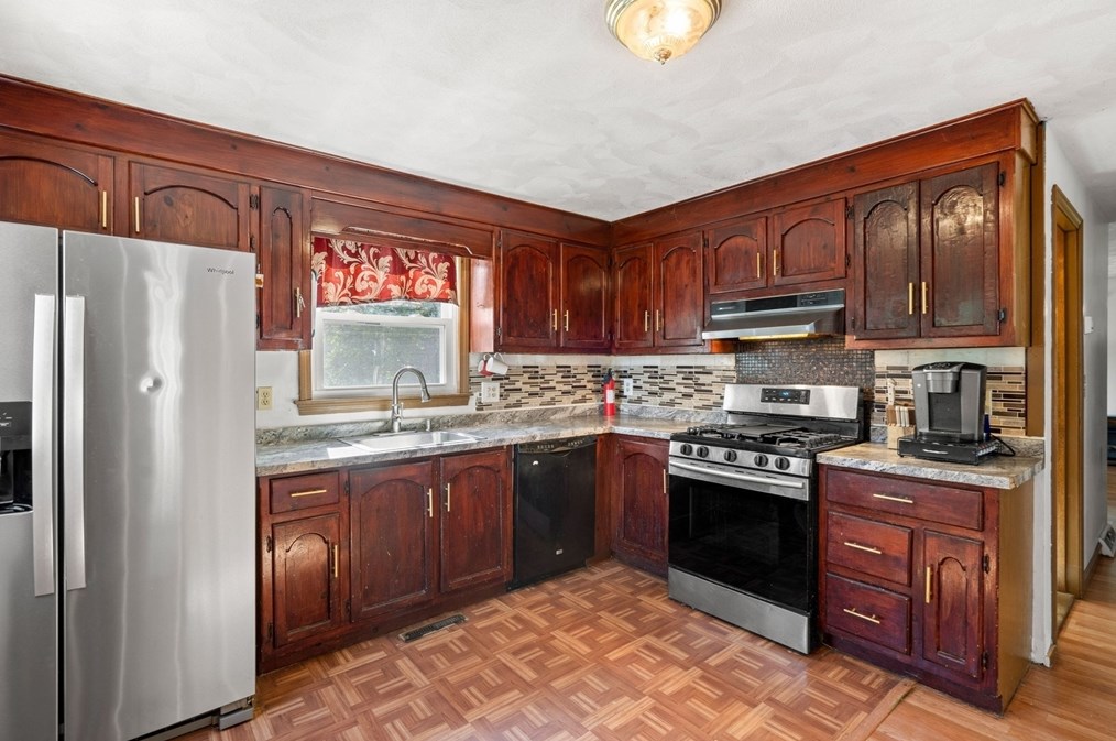 81 Leonard Cir, Lowell MA 01854-1248 exterior