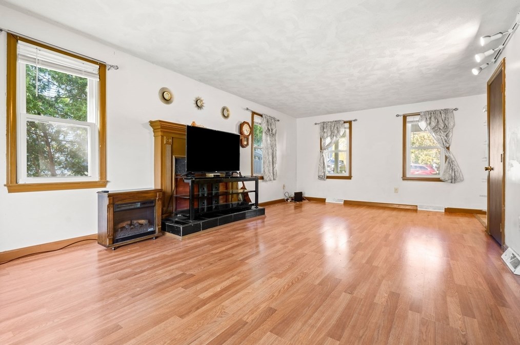 81 Leonard Cir, Lowell MA 01854-1248 exterior