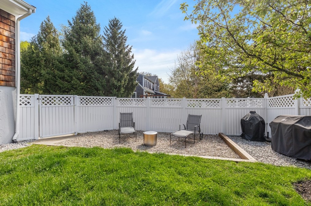 21 Linscott Rd, Hingham MA 02043-4717 exterior