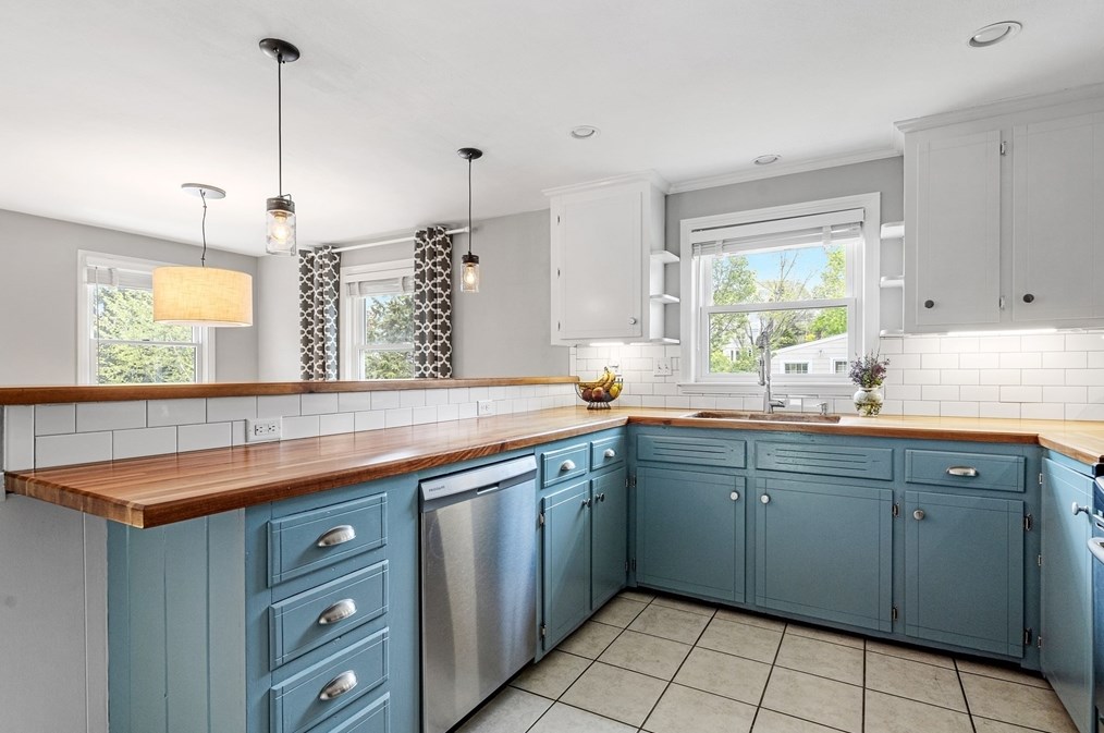 21 Linscott Rd, Hingham MA 02043-4717 exterior