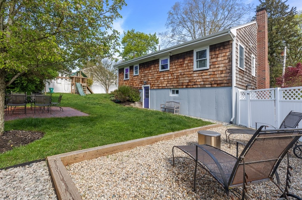 21 Linscott Rd, Hingham MA 02043-4717 exterior