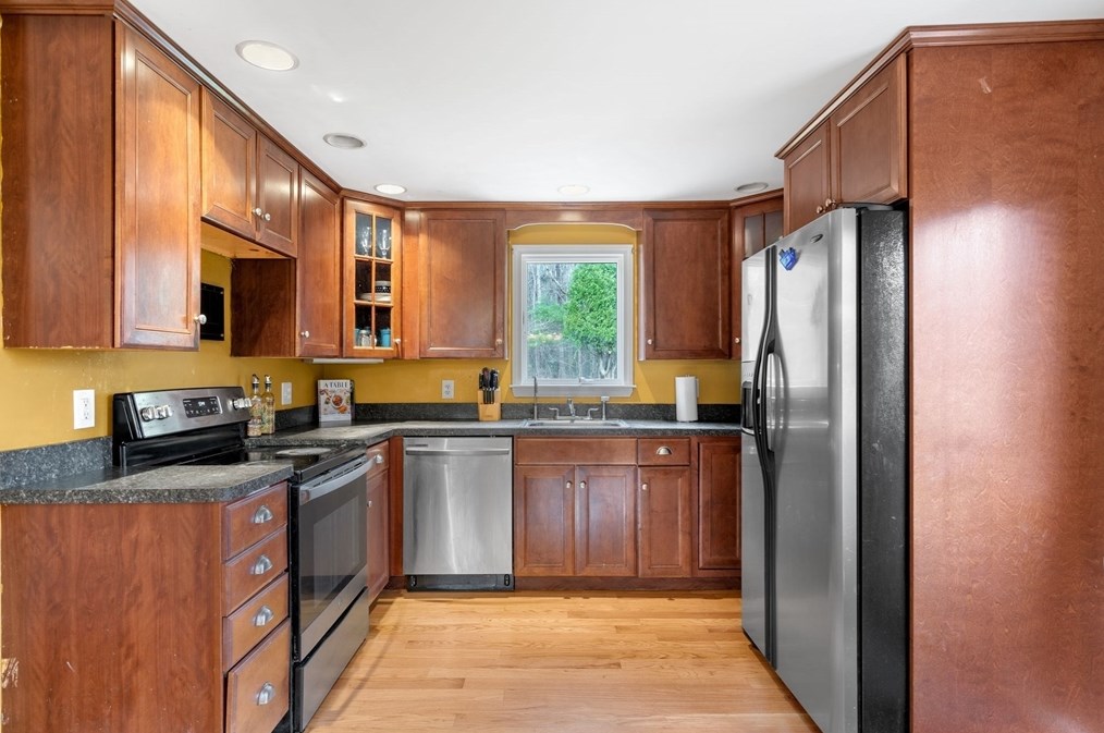 75 Bayberry Cir, East Bridgewater MA 02324-2968 exterior