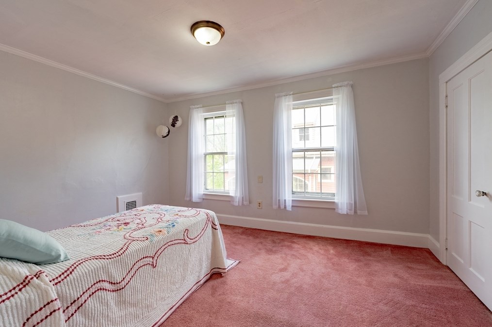 44 Highland Ave, Greenfield MA 01301-3605 exterior