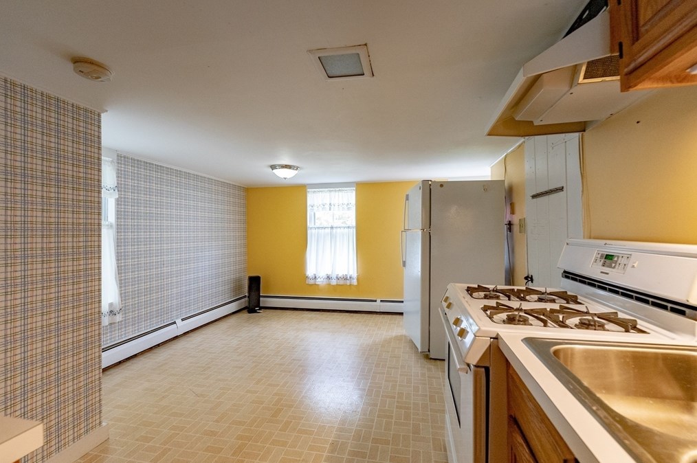 44 Highland Ave, Greenfield MA 01301-3605 exterior