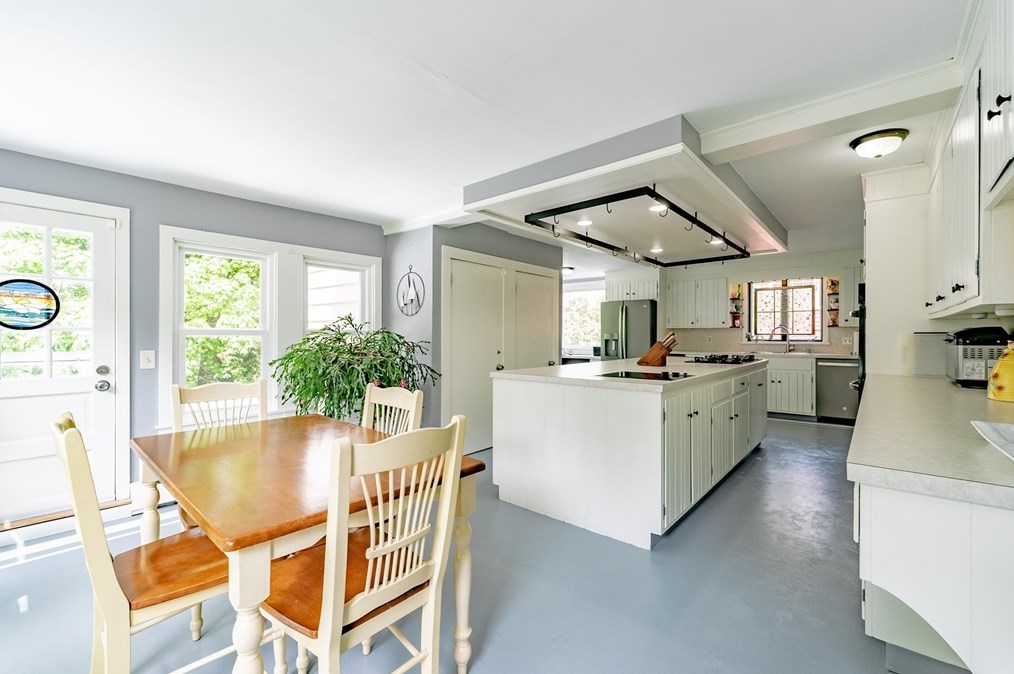 44 Highland Ave, Greenfield MA 01301-3605 exterior